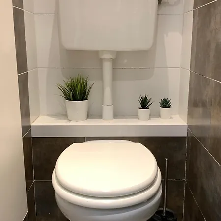 Between Historical Monuments Daire